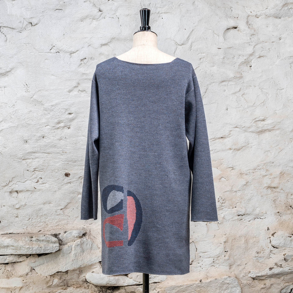 Knitted sleevletunic in blues with accents in coral. The pattern is abstract