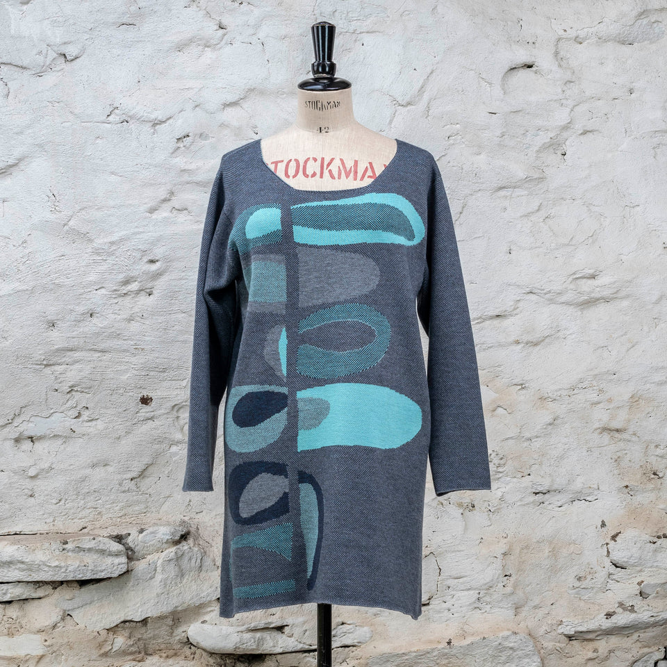 Knitted sleevletunic in blues with accents in aqua. The pattern is abstract